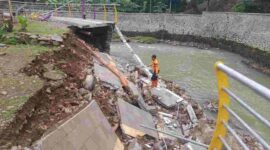 Jogging track yang ambruk kawasan Cileueur River Walk, (Doc, Asajabar.com)