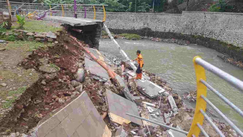 Jogging track yang ambruk kawasan Cileueur River Walk, (Doc, Asajabar.com)