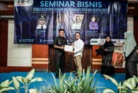 Bupati Ciamis, Herdiat Sunarya sedang berpoto dengan Ketua HBI, Asep Imad Syarif.