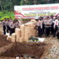 Anggota Polres Ciamis tengah melempar ribuan  botol miras kelubang tanah. (Doc Asajabar.com)