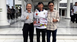 Kepala Sekolah SMAN 1 Cihaurbeuti, Dikdik Kusmana dan Ikhlasul Amal Siswa SMAN 1 Cihaurbeuti berpoto bersama Bupati Ciamis Herdiat Sunarya. (Doc, Asajabar.com).