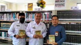 Kepala Diperpuska Ciamis, H. Dondon Rusdiana (tengah), Pemerhati Ekonomi Syariah Ciamis, Kikin Mutaqin (kanan) dan Kabid Pelayanan Diperpuska, Indra Mulyana (kiri) saat penyerahan wakaf buku (Doc, Asajabar).