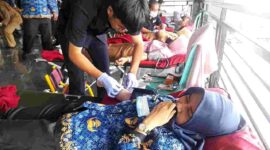 Pegawai ASN sedang melakukan donor darah untuk penderita thalasemia, (Doc, Asajabar)