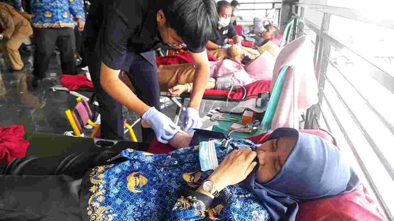 Pegawai ASN sedang melakukan donor darah untuk penderita thalasemia, (Doc, Asajabar)