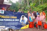 Aksi sosial Yayasan Pecidesa dan LSM PJTR bagikan paket sembako kepada warga Dusun Wanasari Negla RT 44 RW 08 Desa Budiasih Kecamatan Sindangkasih Kabupaten Ciamis.