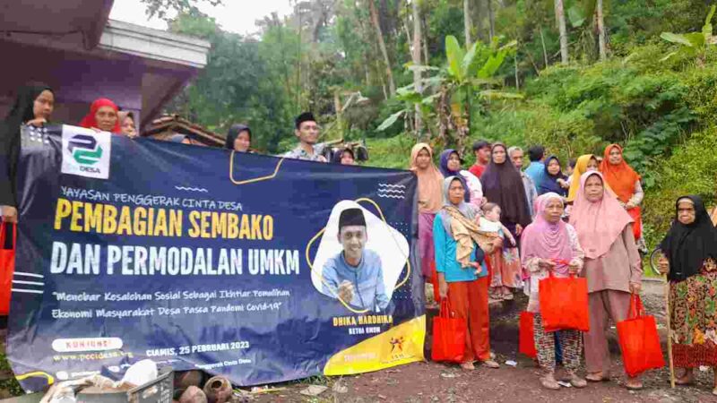 Aksi sosial Yayasan Pecidesa dan LSM PJTR bagikan paket sembako kepada warga Dusun Wanasari Negla RT 44 RW 08 Desa Budiasih Kecamatan Sindangkasih Kabupaten Ciamis.