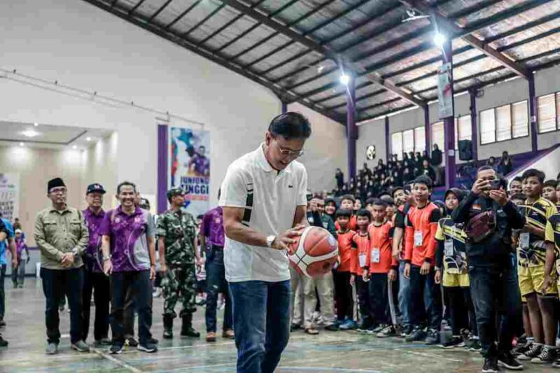 Bupati Ciamis saat membuka turnamen bola basket antar pelajar Bupati Cup.