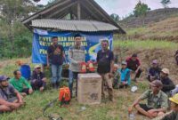 Pecidesa dan LSM PJTR saat menggelar aksi sosial kepada para petani di Dusun Cireong Desa Sukaresik Kecamatan Sindangkasih Kabupaten Ciamis, Kamis (23/2/2023).