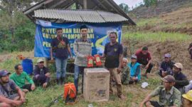 Pecidesa dan LSM PJTR saat menggelar aksi sosial kepada para petani di Dusun Cireong Desa Sukaresik Kecamatan Sindangkasih Kabupaten Ciamis, Kamis (23/2/2023).