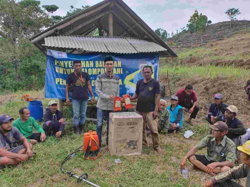 Pecidesa dan LSM PJTR saat menggelar aksi sosial kepada para petani di Dusun Cireong Desa Sukaresik Kecamatan Sindangkasih Kabupaten Ciamis, Kamis (23/2/2023).