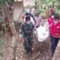 Petugas tengah membawa jasad yang telah membusuk untuk dilakukan pemeriksaan.