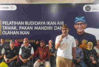 Menparekraf Sandiaga Uno saat menghadiri Pelatihan Budidaya Ikan Air Tawar dan Pakan Maggot serta Hasil Olahan Ikan di kediaman H. Akaw Kusnadi (Ketua DGC).