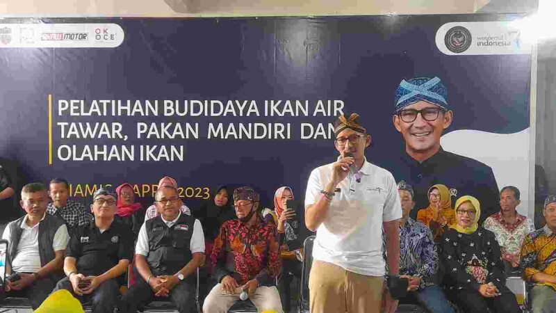 Menparekraf Sandiaga Uno saat menghadiri Pelatihan Budidaya Ikan Air Tawar dan Pakan Maggot serta Hasil Olahan Ikan di kediaman H. Akaw Kusnadi (Ketua DGC).