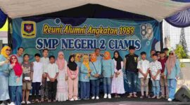 Alumni angkatan 1989 saat memberikan santunan kepada anak yatim piatu.