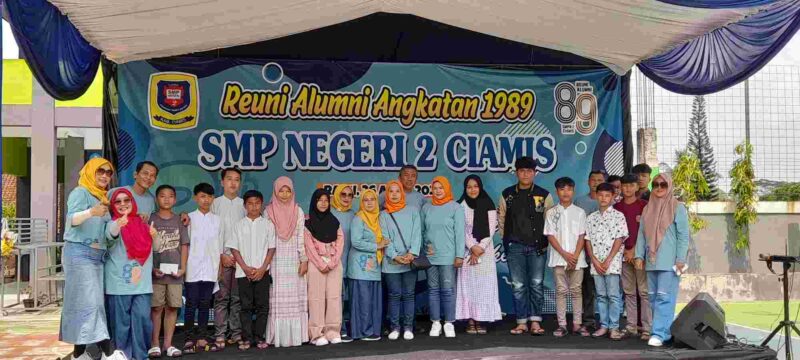 Alumni angkatan 1989 saat memberikan santunan kepada anak yatim piatu.