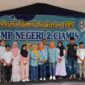 Alumni angkatan 1989 saat memberikan santunan kepada anak yatim piatu.