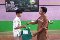 Guru SMAN 2 Ciamis tengah membagi sembako kepada siswa kurang mampu.