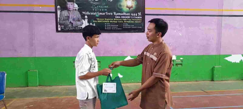 Guru SMAN 2 Ciamis tengah membagi sembako kepada siswa kurang mampu.