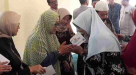 Ketua Yayasan Pendidikan Galuh Ciamis tengah menyantuni masyarakat kurang mampu.
