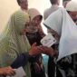 Ketua Yayasan Pendidikan Galuh Ciamis tengah menyantuni masyarakat kurang mampu.