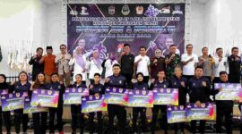 Para atlet tengah berpoto bersama dengan Bupati Ciamis.