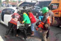 Mobil yang dikemudikan Tuti warga Saguling Baregbeg Ciamis disiram air untuk memdamkan api.