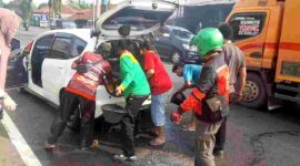 Mobil yang dikemudikan Tuti warga Saguling Baregbeg Ciamis disiram air untuk memdamkan api.