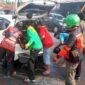 Mobil yang dikemudikan Tuti warga Saguling Baregbeg Ciamis disiram air untuk memdamkan api.