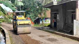 Pekerjaan rekontruksi jalan strategis desa di Desa Buniseuri Kecamatan Cipaku.