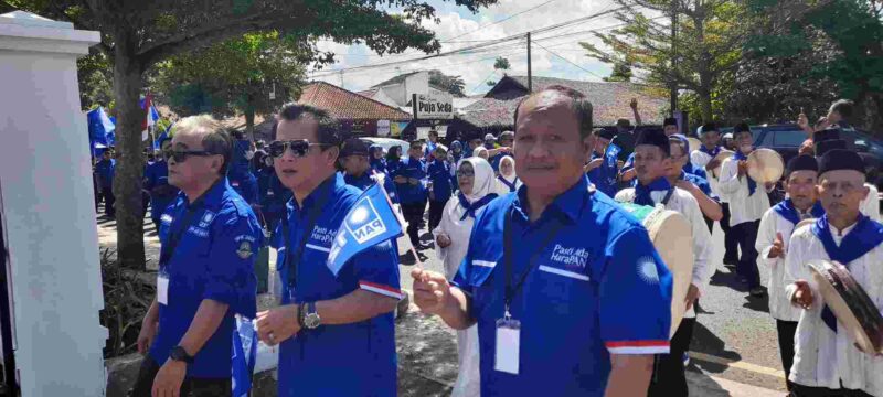 PAN Kabupaten Ciamis melakukan jalan kaki dan bersolawatan untuk mendaftarkan Bacaleg ke KPUD.