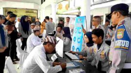 Bupati Ciamis Herdiat Sunarya tengah membayar parkir berlangganan.