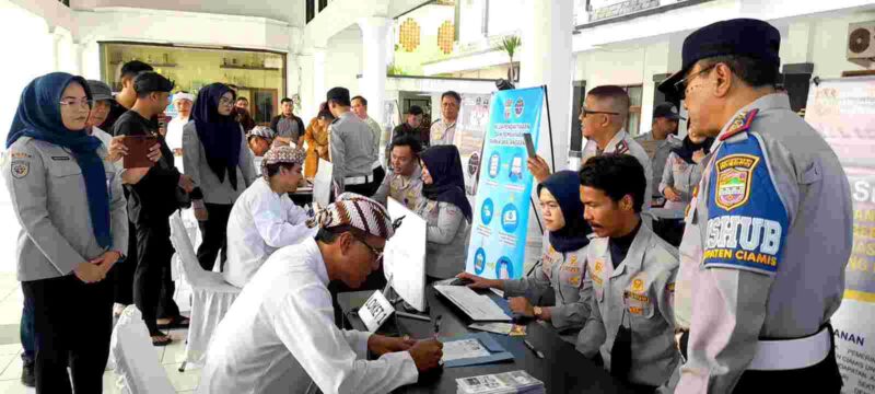 Bupati Ciamis Herdiat Sunarya tengah membayar parkir berlangganan.