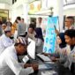 Bupati Ciamis Herdiat Sunarya tengah membayar parkir berlangganan.