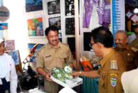 Bupati Ciamis Herdiat Sunarya saat mengunjungi stand Komisariat 01 Ciamis di kegiatan Expo Pendidikan Nasional.