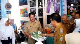 Bupati Ciamis Herdiat Sunarya saat mengunjungi stand Komisariat 01 Ciamis di kegiatan Expo Pendidikan Nasional.