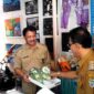 Bupati Ciamis Herdiat Sunarya saat mengunjungi stand Komisariat 01 Ciamis di kegiatan Expo Pendidikan Nasional.