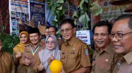 Poto bersama Bupati Ciamis dengan para Kepala Sekolah SMP Penggerak saat meninjau lokasi stand Expo Pendidikan.
