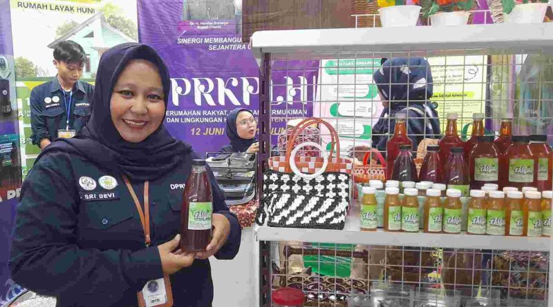 Pengelola Bank Sampah Induk Ciamis, Sri Devi tengah menunjukan Eco Enzym.