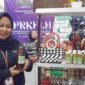 Pengelola Bank Sampah Induk Ciamis, Sri Devi tengah menunjukan Eco Enzym.