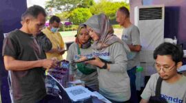 Masyarakat Ciamis tengah membayar pajak PBB-P2 menggunakan pembayaran non tunai QRIS.