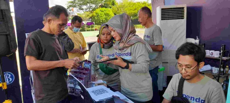 Masyarakat Ciamis tengah membayar pajak PBB-P2 menggunakan pembayaran non tunai QRIS.