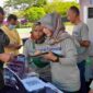 Masyarakat Ciamis tengah membayar pajak PBB-P2 menggunakan pembayaran non tunai QRIS.