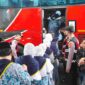 Calon jemaah haji berangkat menuju bus.