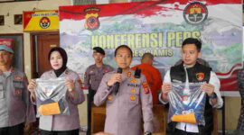 Polisi tengah menunjukan sejumlah alat bukti kasus pelecehan seksual.