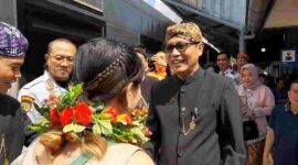 Sekda Ciamis tengah menyambut penumpang KA yang turun di Stasiun Ciamis.