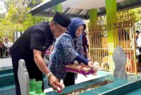 Bupati Ciamis Herdiat Sunarya ketika ziarah ke makam Bupati ke-17 yakni Raden Adipati Arya Kusumah Subrata (1886 – 1914) yang berlokasi di Sukasirna Ciamis.