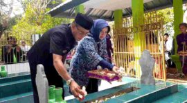 Bupati Ciamis Herdiat Sunarya ketika ziarah ke makam Bupati ke-17 yakni Raden Adipati Arya Kusumah Subrata (1886 – 1914) yang berlokasi di Sukasirna Ciamis.