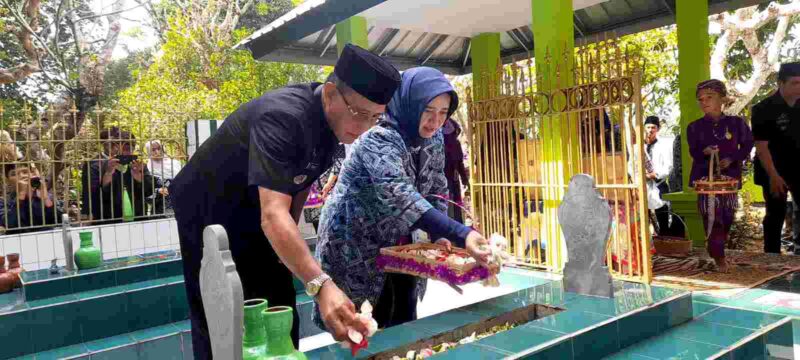 Bupati Ciamis Herdiat Sunarya ketika ziarah ke makam Bupati ke-17 yakni Raden Adipati Arya Kusumah Subrata (1886 – 1914) yang berlokasi di Sukasirna Ciamis.