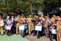 Pemberian reward kepada para Kepala Desa setelah Upacara HUT Kabupaten Ciamis yang ke-381.