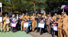 Pemberian reward kepada para Kepala Desa setelah Upacara HUT Kabupaten Ciamis yang ke-381.